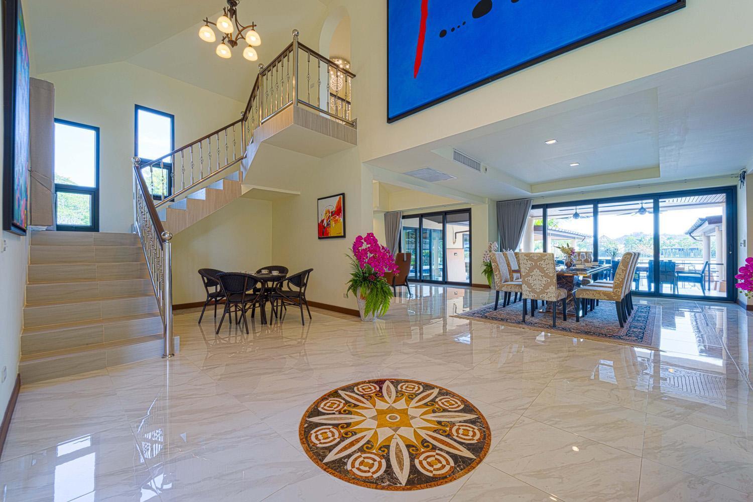 Luxury 5 Bedroom Close To Srs Villa *